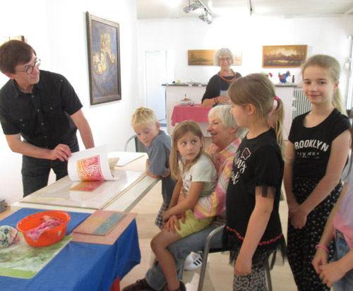 Sommerkurse, Kinder machen Frottagen in der St Thom Kirche